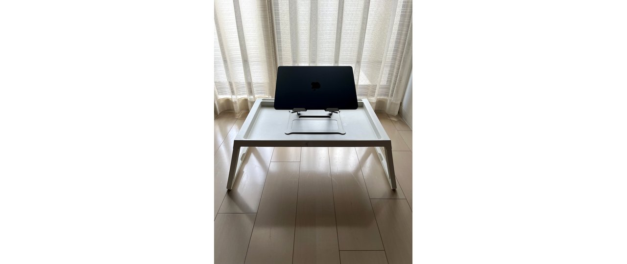 無段階調整のPCスタンドにノートPCを設置（白背景・横長）