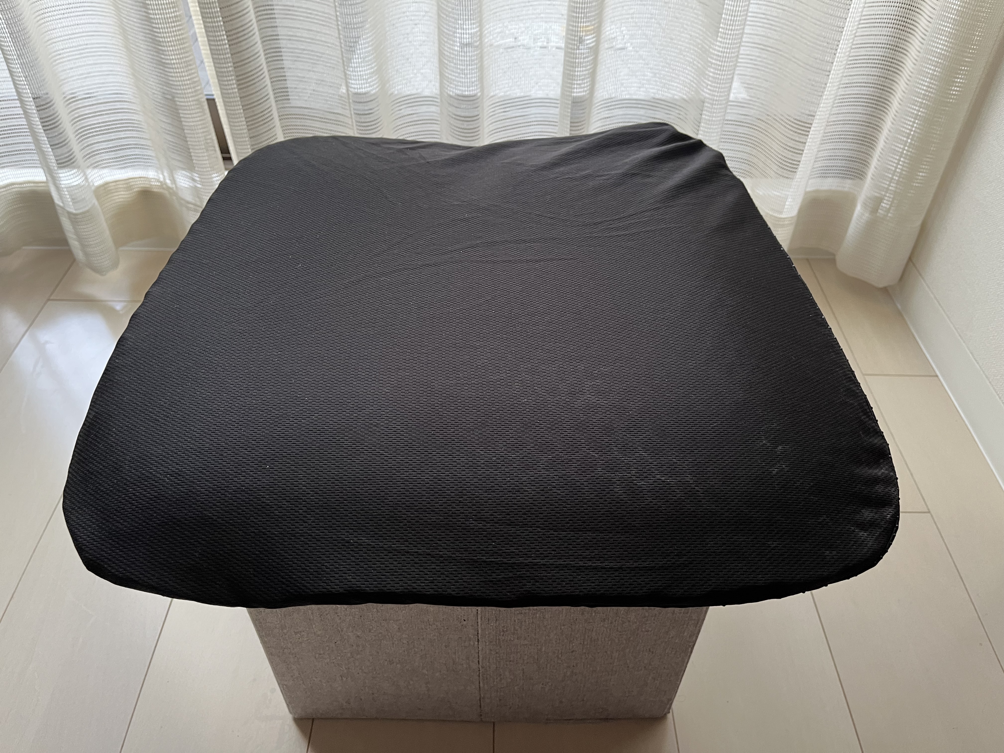 黒いカバーに入ったハニカムジェルクッションの外観