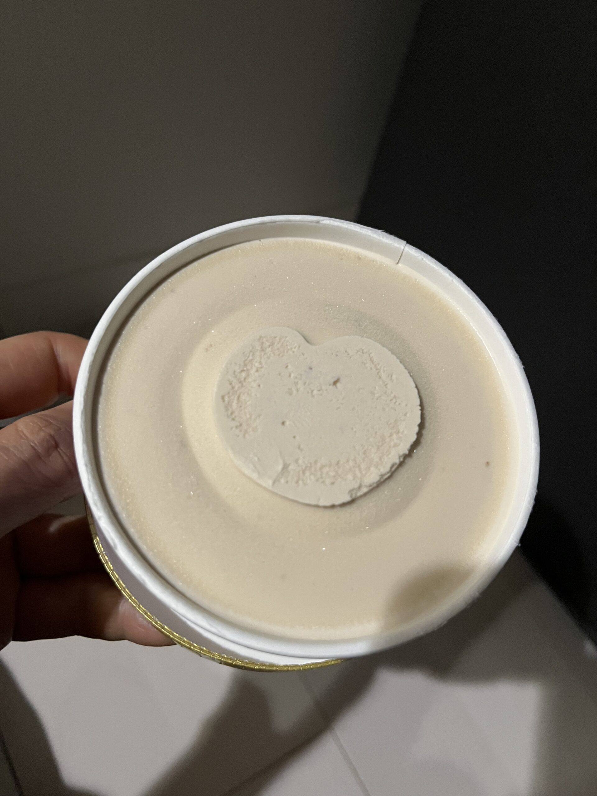 紅茶クッキー味のスーパーカップを開けた写真