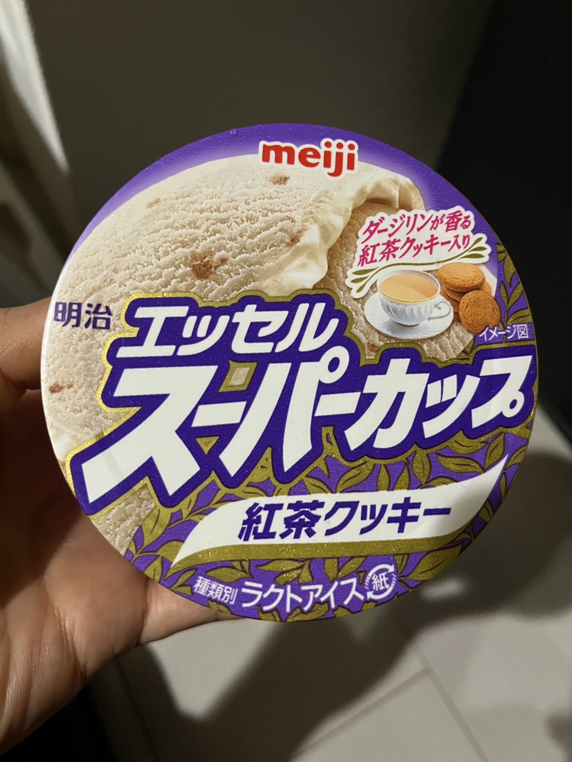 ハート型のエッセルスーパーカップ 紅茶クッキー味の写真