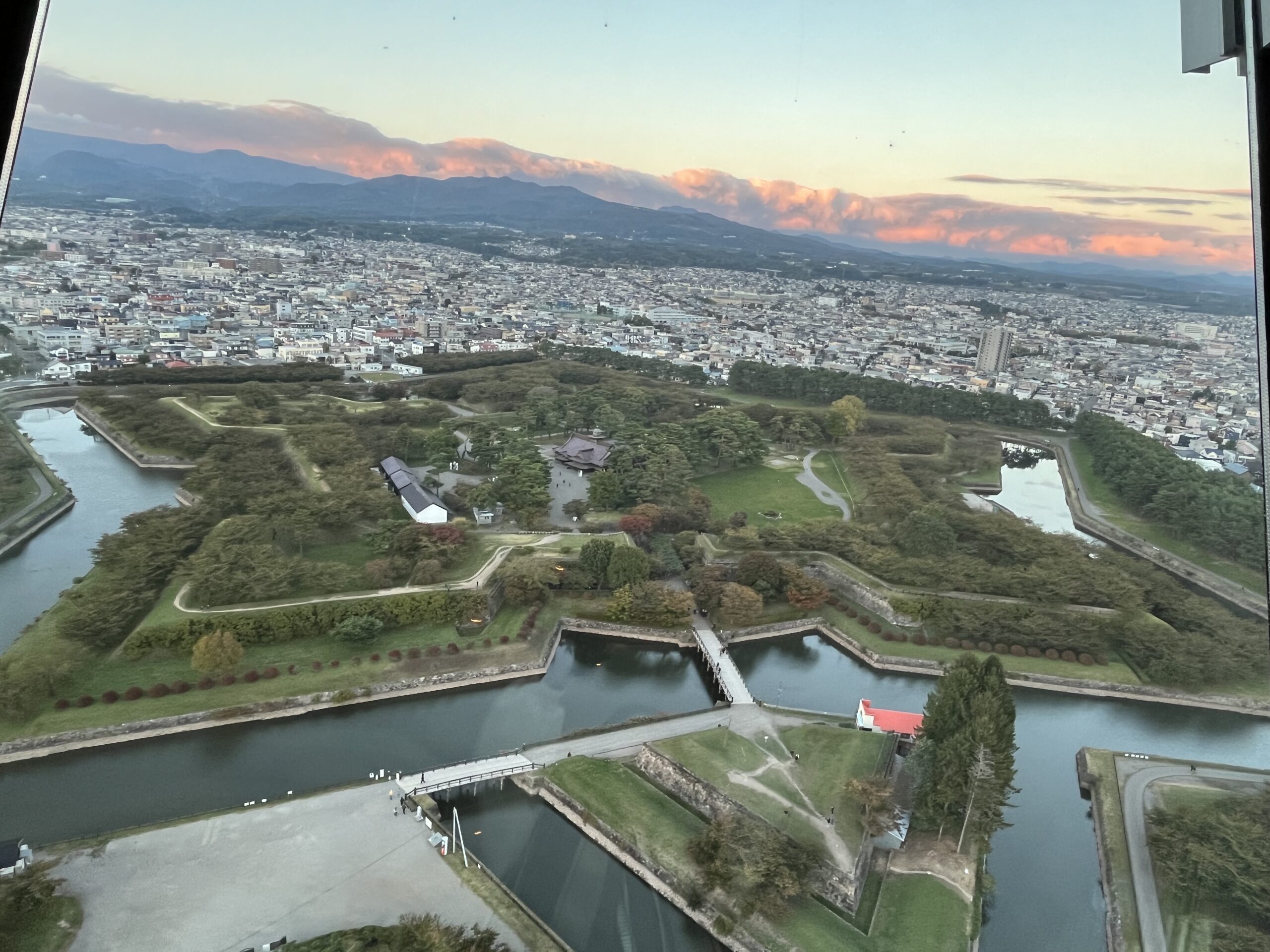 五稜郭の展望(窓から見た星形)
