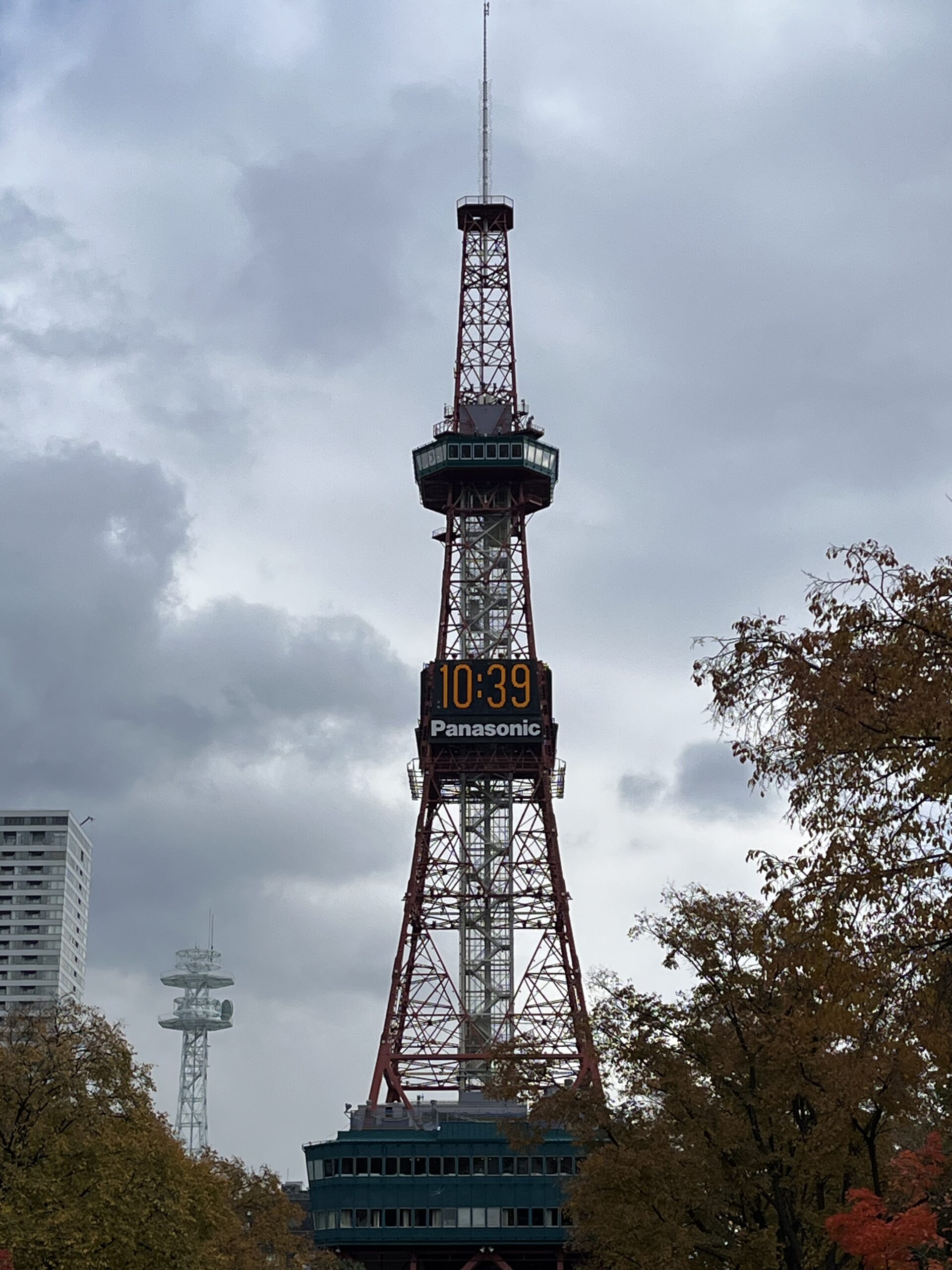 さっぽろテレビ塔と紅葉した大通公園の景色
