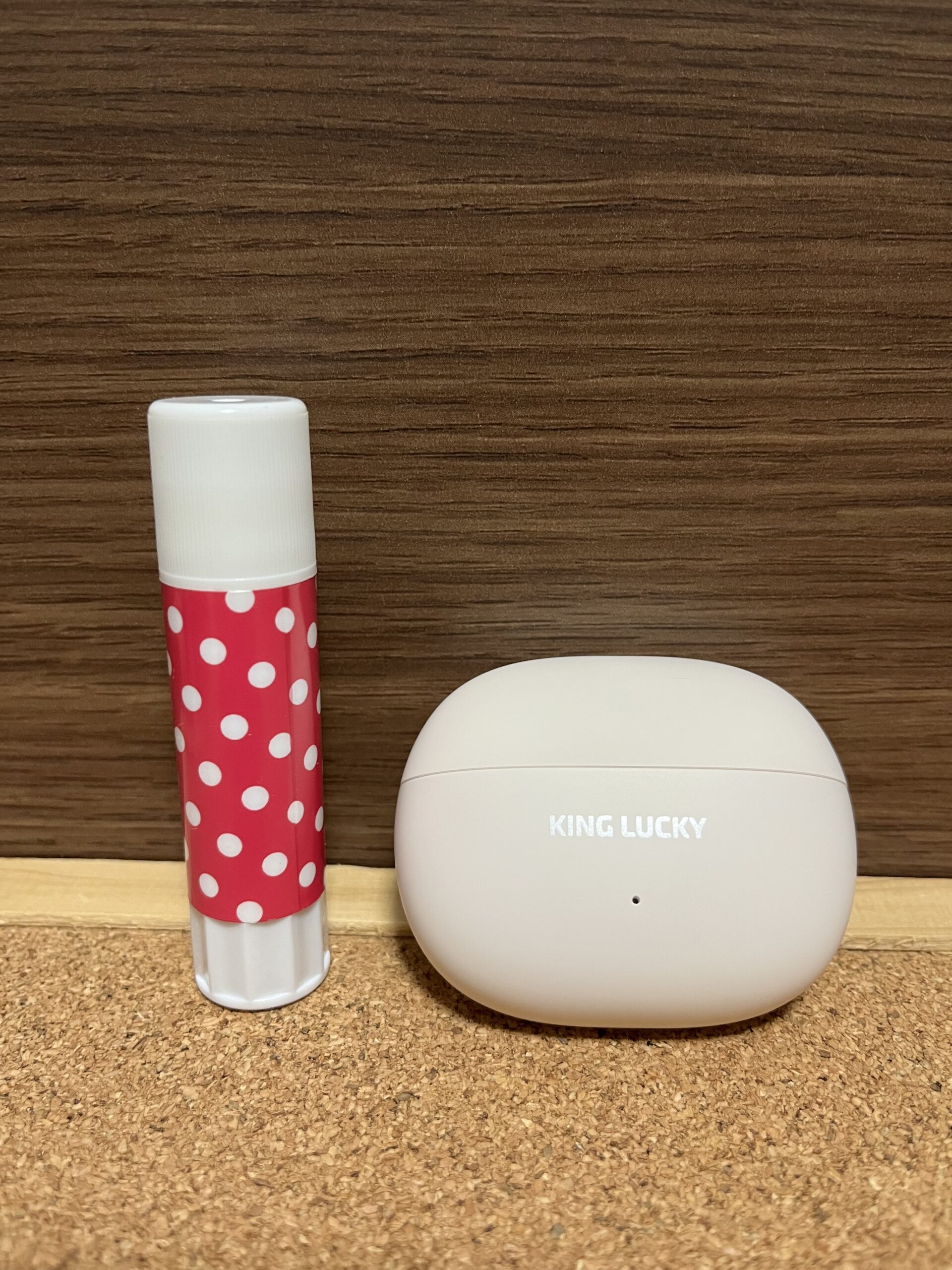 スティックのりとイヤーカフイヤホンのサイズ比較写真