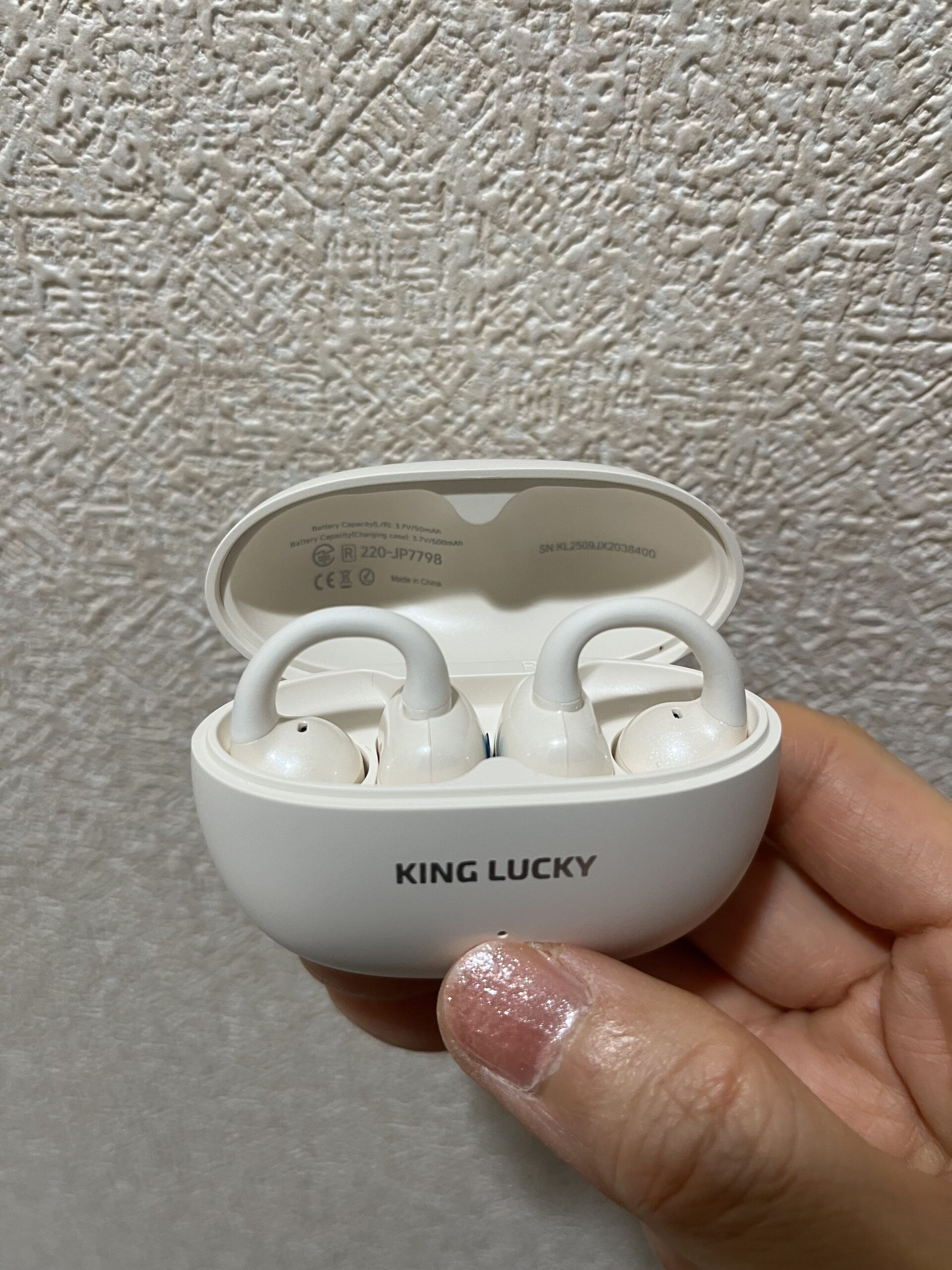 ホワイトカラーのイヤーカフイヤホン