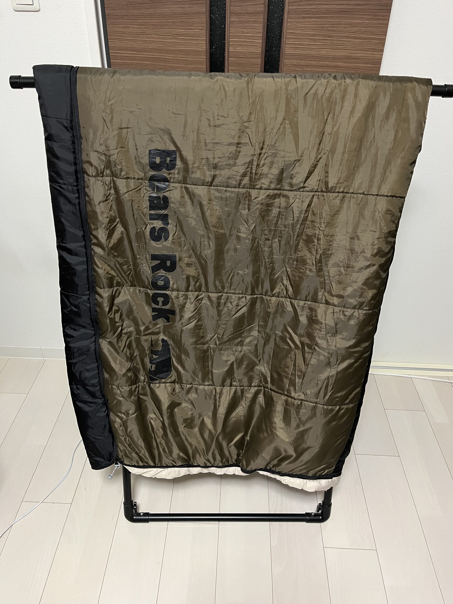 室内用の布団干しに寝袋をかけて乾燥させてる様子