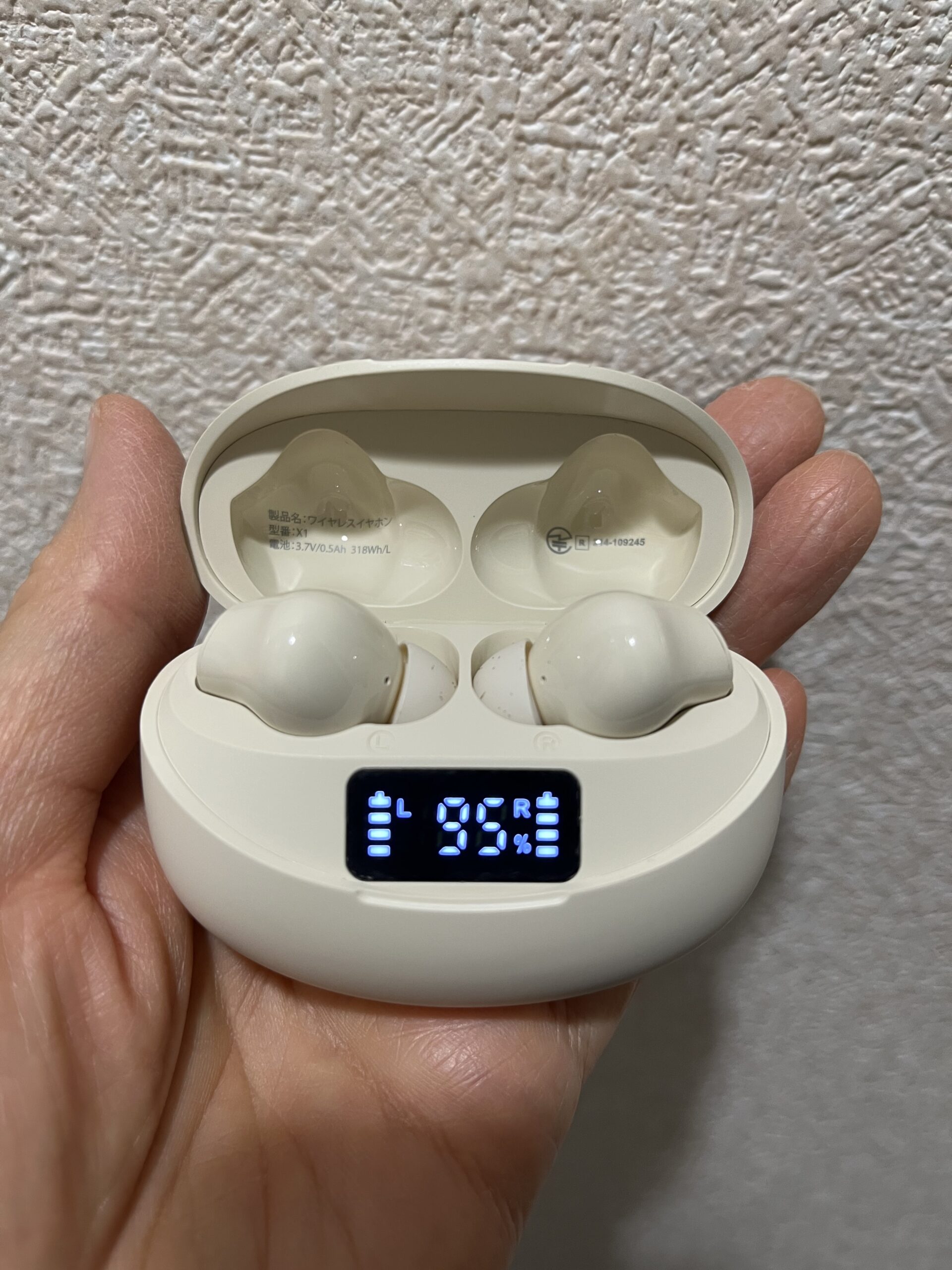 デジタル残量表示付きイヤホンケース