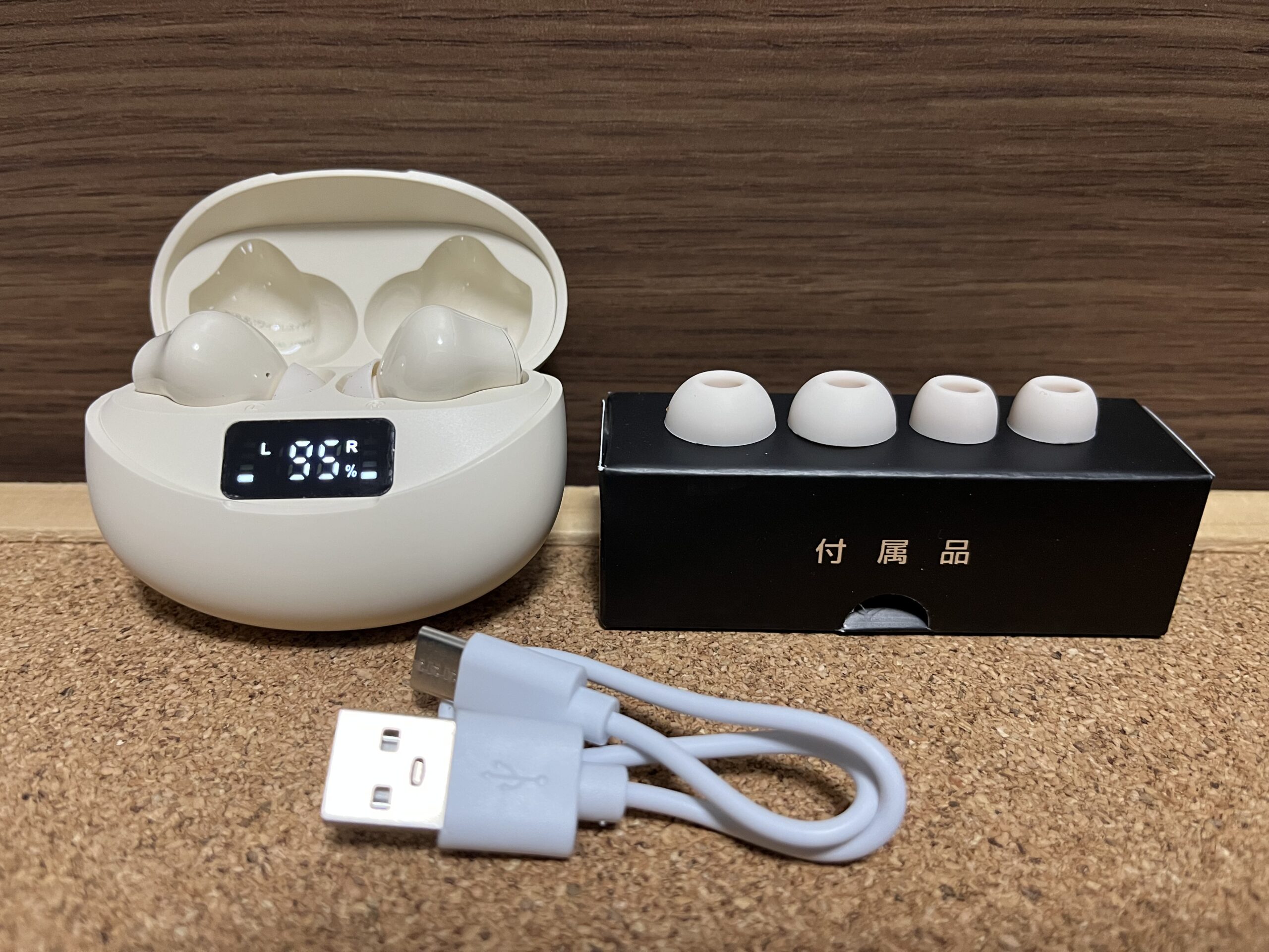 イヤーキャップと充電ケーブルの付属品